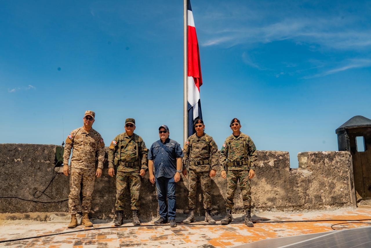 Ministros de la Presidencia y Defensa realizan recorrido estratégico en la frontera para fortalecer acciones de seguridad y desarrollo bajo la estrategia FUERTE Ministros de la Presidencia y Defensa realizan recorrido estratégico en la frontera para fortalecer acciones de seguridad y desarrollo bajo la estrategia FUERTE