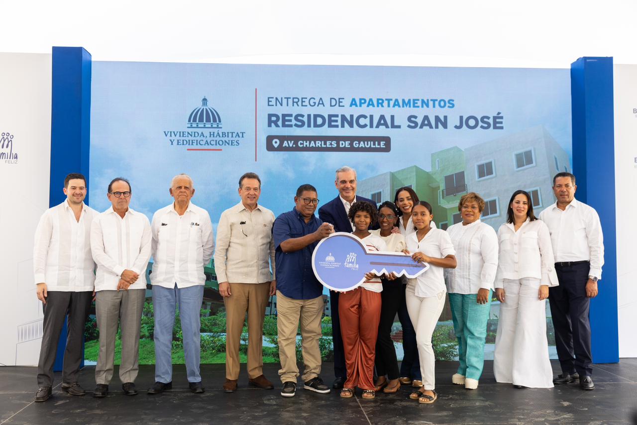 Ministro Ito Bisonó: más de 1,300 dominicanos ya construyen una nueva historia desde Urbanización San José De los primeros 700 apartamentos entregados en el proyecto, 434 ya cuentan con beneficiarios que que completaron su proceso a través del programa Familia Feliz que gestiona el MIVHED. Ministro Ito Bisonó: más de 1,300 dominicanos ya construyen una nueva historia desde Urbanización San José De los primeros 700 apartamentos entregados en el proyecto, 434 ya cuentan con beneficiarios que que completaron su proceso a través del programa Familia Feliz que gestiona el MIVHED.