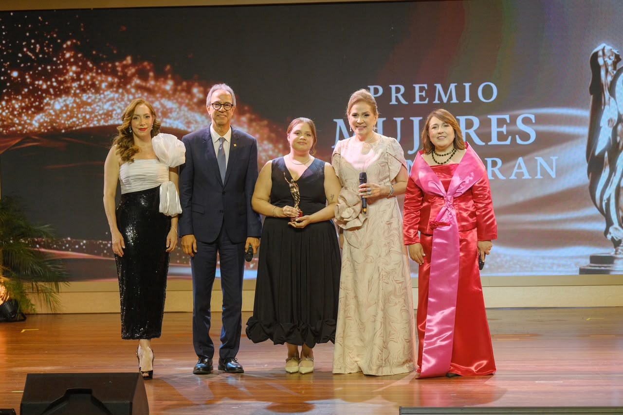 Jatnna Tavárez recibe máximo galardón del Premio Mujeres que Inspiran Jatnna Tavárez recibe máximo galardón del Premio Mujeres que Inspiran