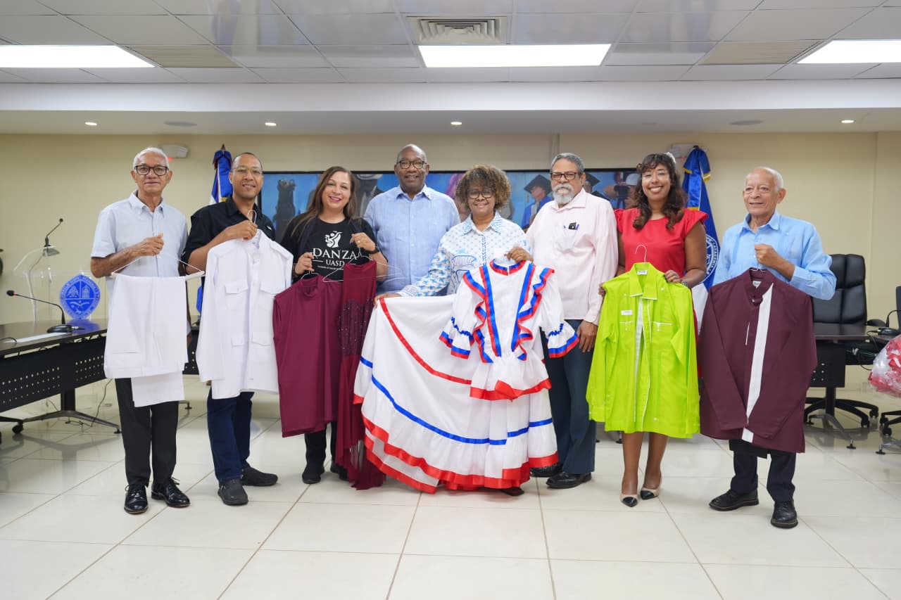 Rector de la UASD entrega insumos a grupos culturales previo a la gala “Profesor del Año” en el Teatro Nacional
