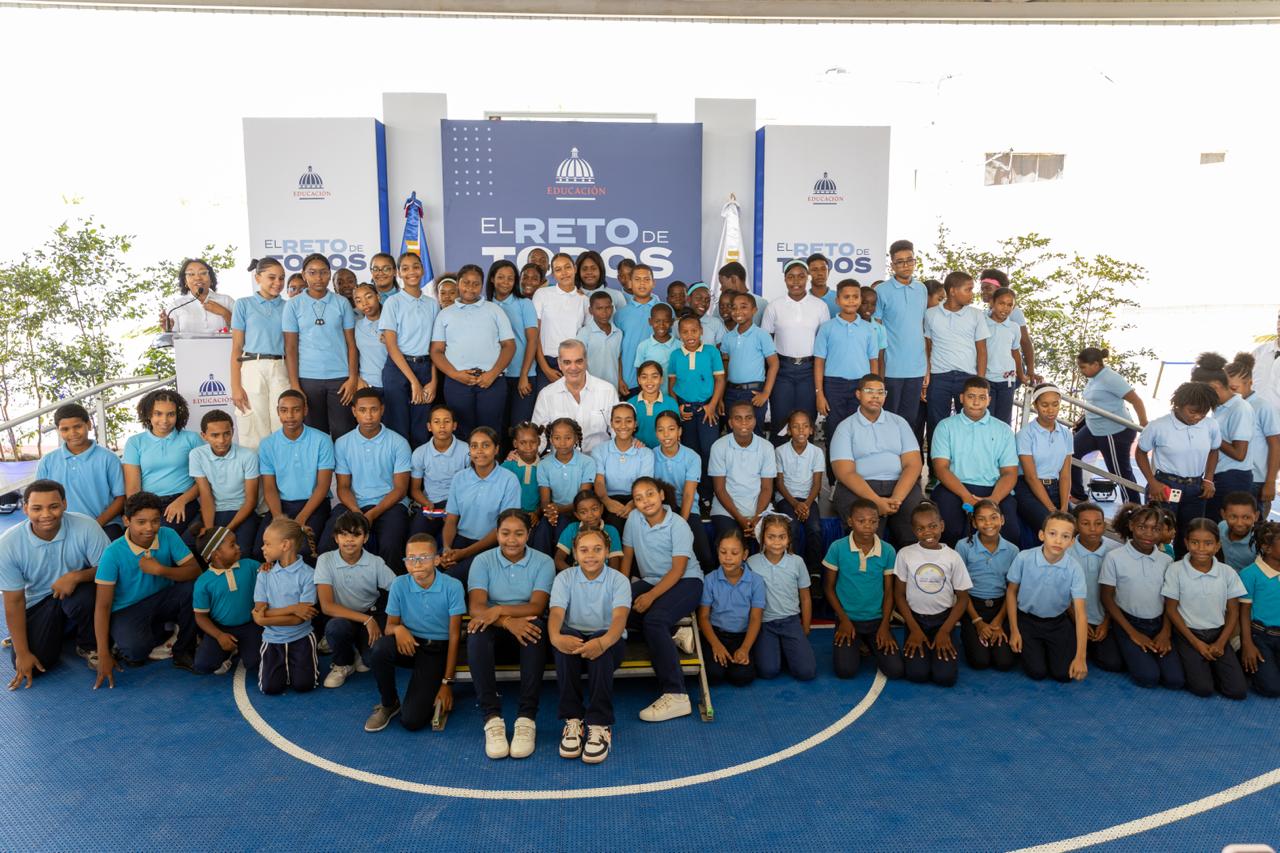 Presidente Abinader inaugura techado multiuso escolar en Duvergé para ampliar las actividades educativas y deportivas en beneficio de más 388 estudiantes y de toda la comunidad