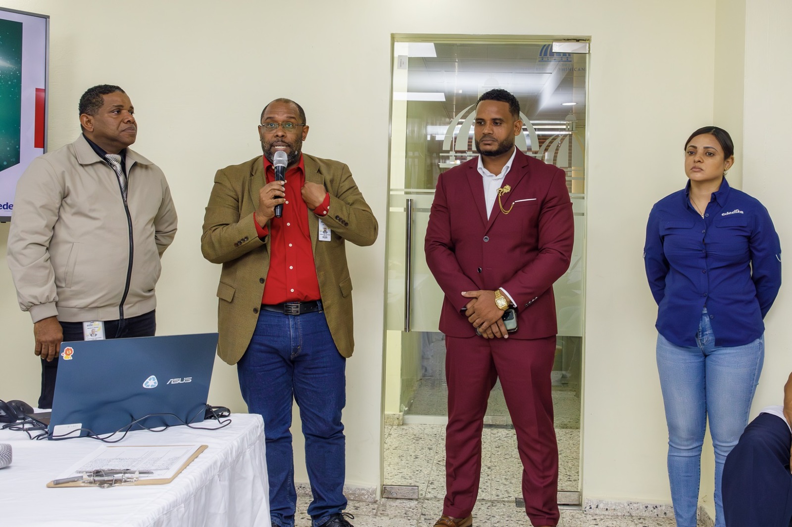 Edeeste imparte charla sobre eficiencia energética a periodistas y dueños de medios de Monte Plata; generan vínculo directo