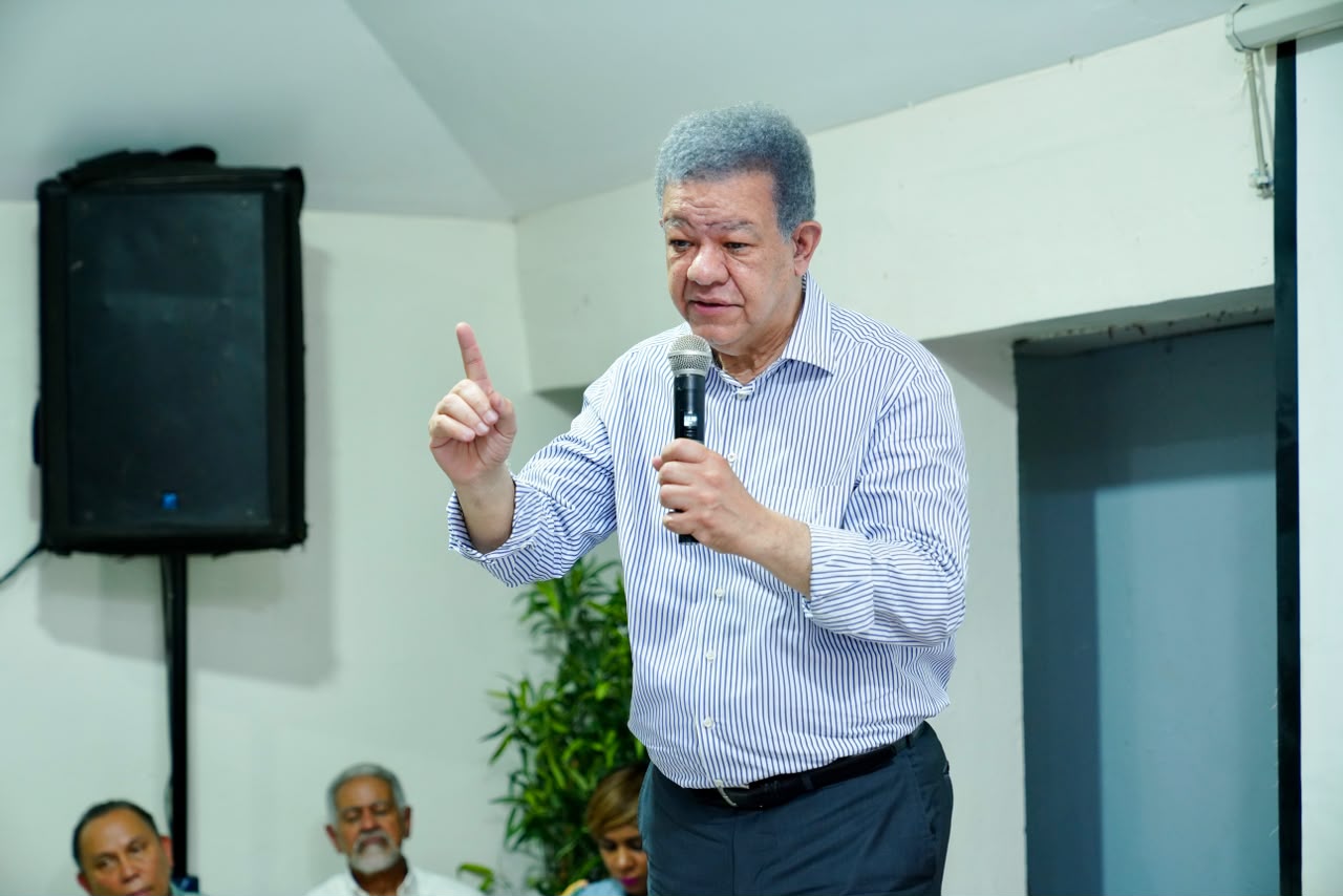 Leonel exige al Gobierno bajar la gasolina porque el petróleo volvió a US$70 el barril