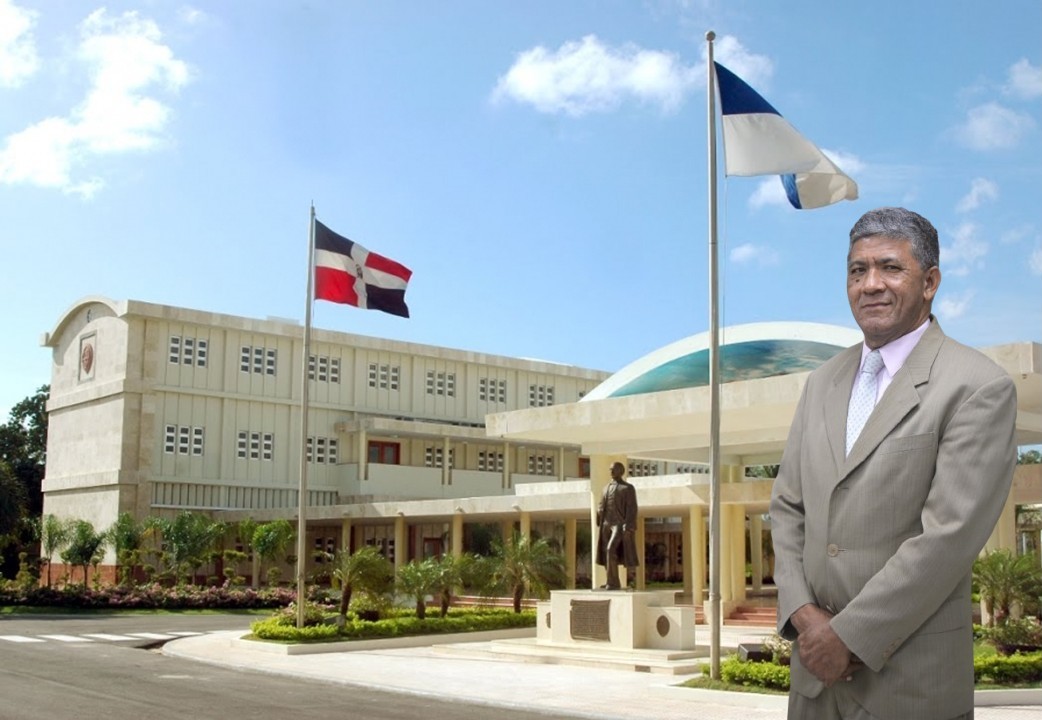Maestro Julián Sosa llama a la unidad para dirigir la Escuela de Comunicación de la UASD