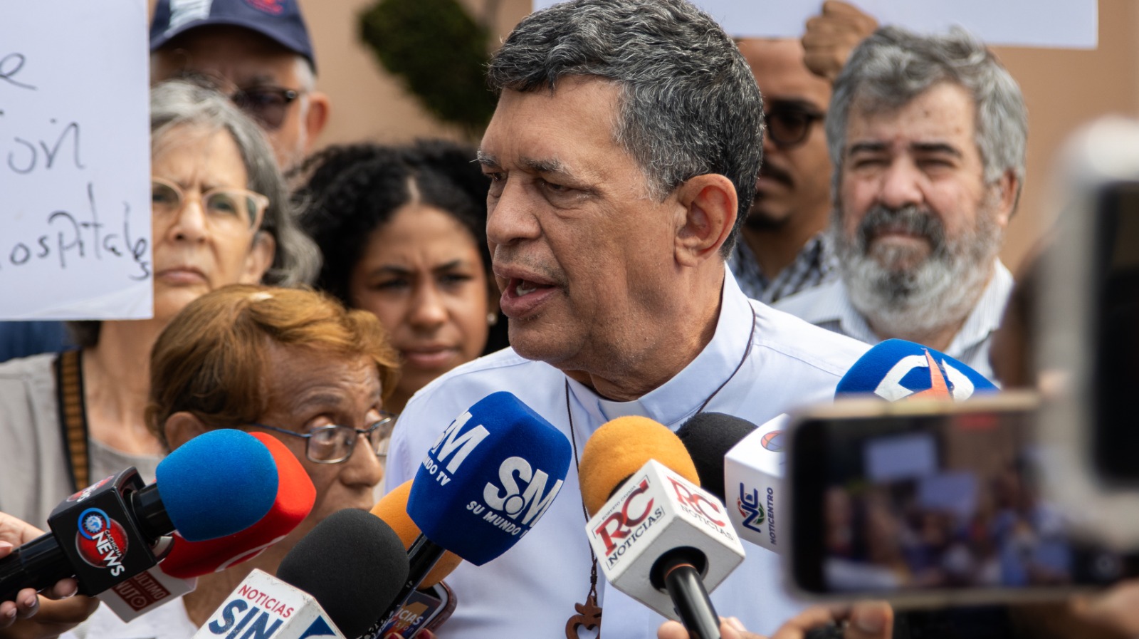 Colectivo Migración y Derechos Humanos entrega 1,000 firmas al presidente Abinader y exige retirar el protocolo migratorio en hospitales Colectivo Migración y Derechos Humanos entrega 1,000 firmas al presidente Abinader y exige retirar el protocolo migratorio en hospitales