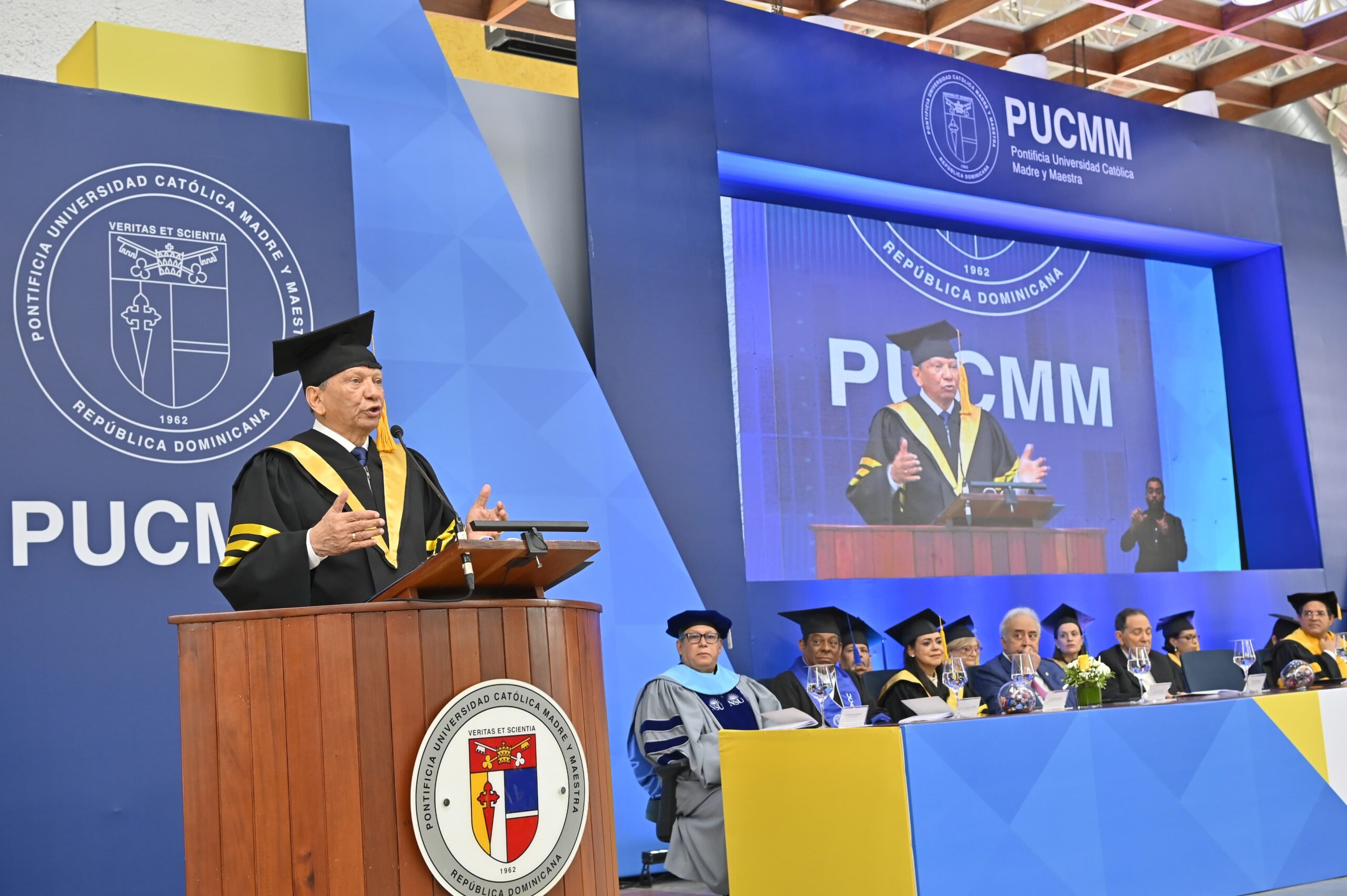 Doctor Leonardo Aguilera exhorta a 1,149 graduados de la PUCMM a ser visionarios y valorar la ética