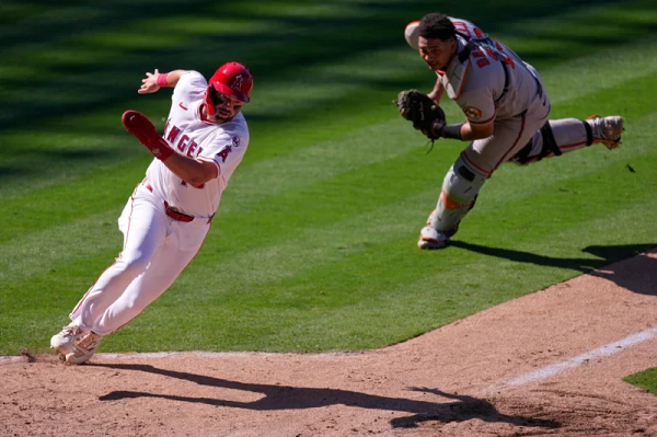 Los Angelinos superan 7-6 a los Orioles a pesar de dos jonrones de Samuel Basallo