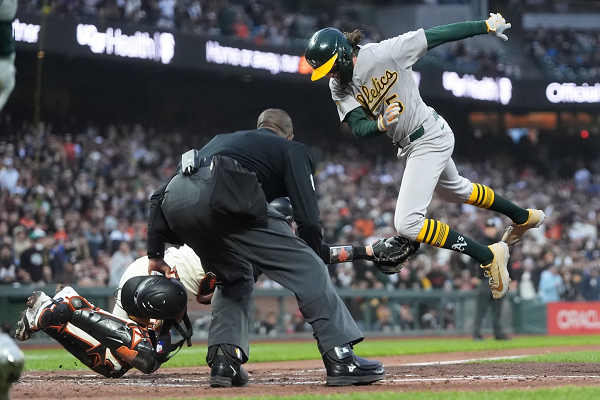 Devers y Bericoto conectan jonrones en la novena entrada, los Gigantes remontan y vencen a los Atléticos 2-1