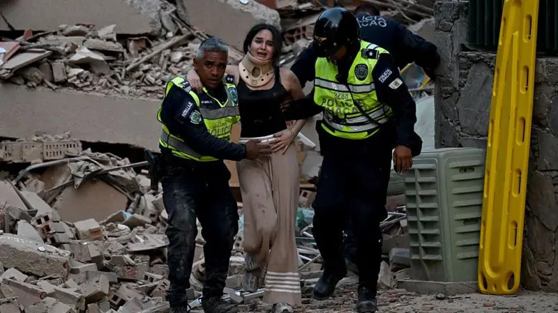 Qué se sabe de los dos fuertes terremotos que sacudieron la costa central de Venezuela causando muertes y daños en Caracas y sus alrededores