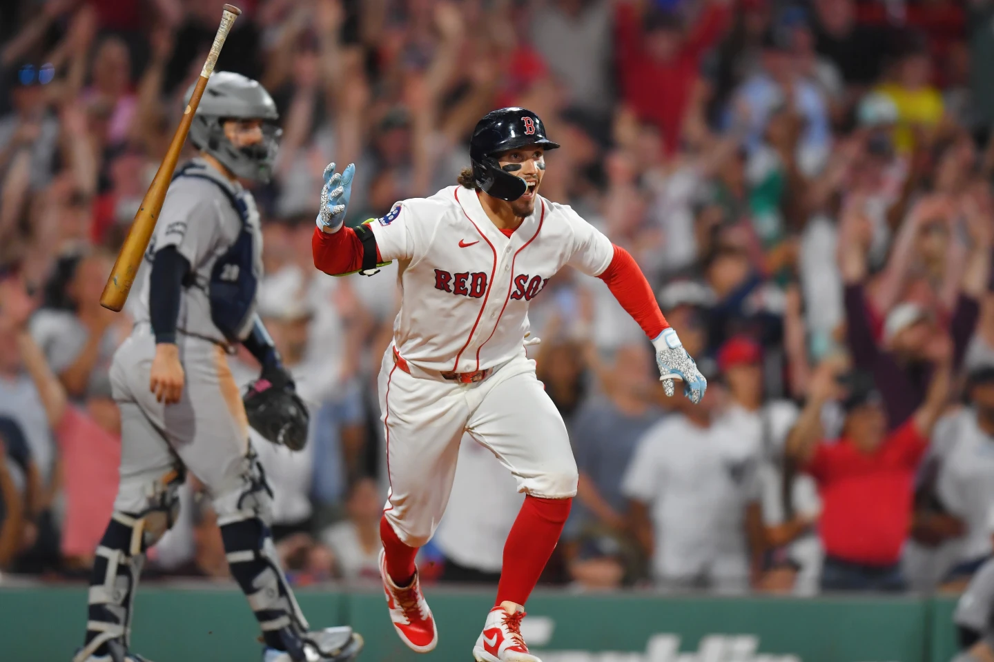 Los Red Sox remontan ante los Yankees con un marcador de 5-4 en 10 entradas para completar la barrida de 4 juegos después de que Gray perdiera su oportunidad de juego sin hits
