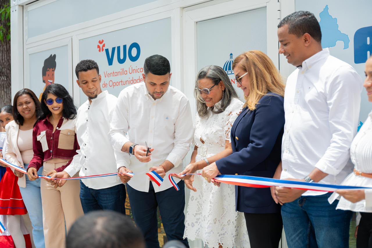 Ministerio de la Juventud inaugura Ventanilla Única de Oportunidades en Azua y entrega 150 becas Generación STEAM Ministerio de la Juventud inaugura Ventanilla Única de Oportunidades en Azua y entrega 150 becas Generación STEAM