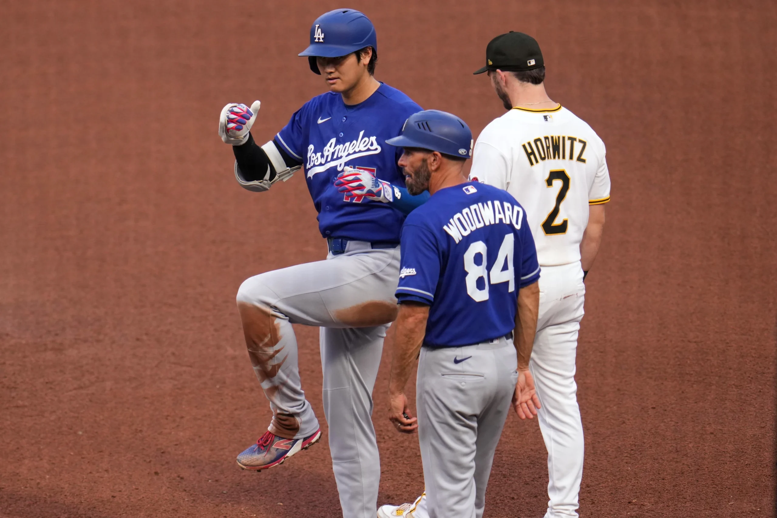 Shohei Ohtani abandona el partido de los Dodgers contra los Pirates en la séptima entrada debido a una inflamación en la rodilla izquierda.