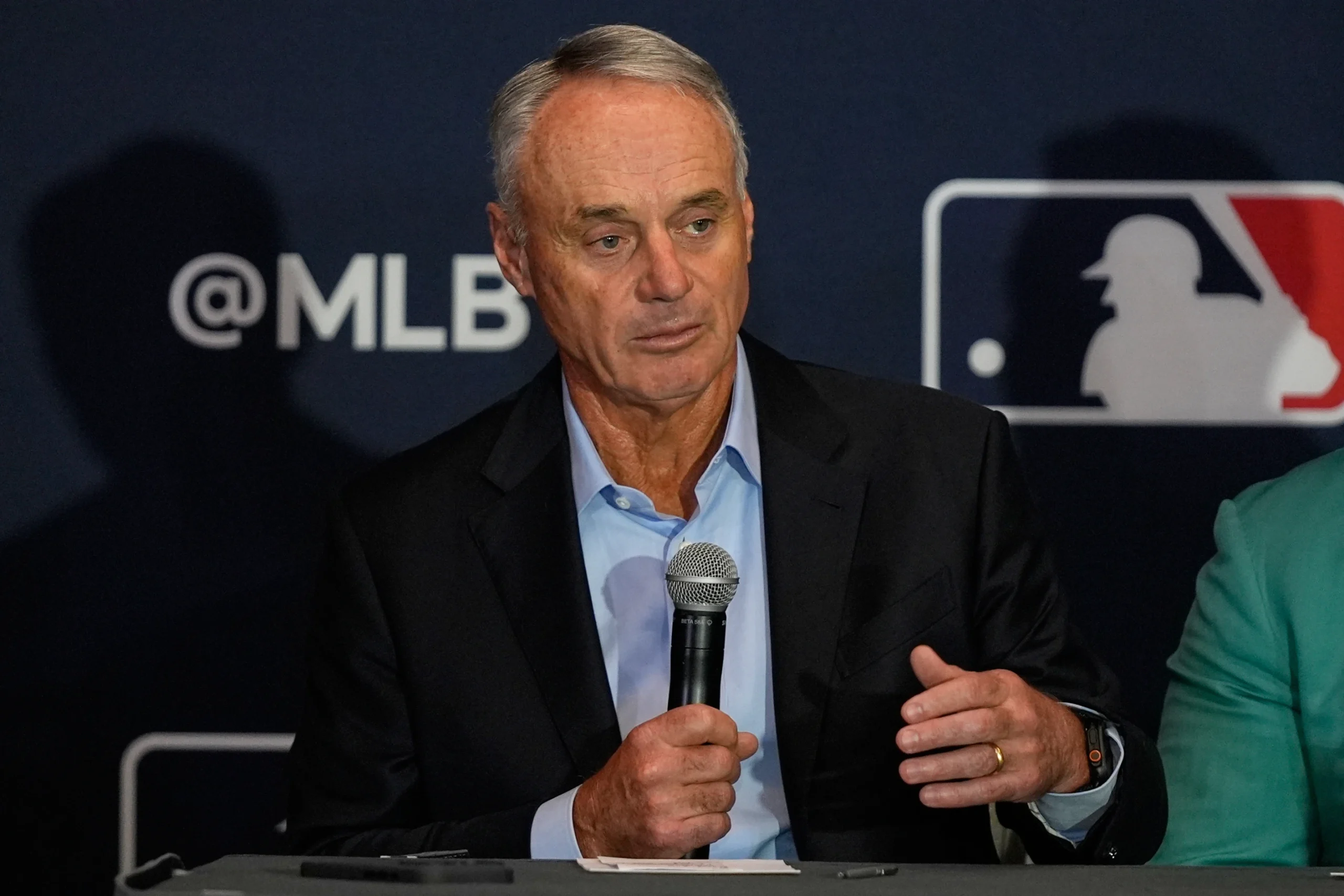 Los dueños de la MLB proponen prohibir la contratación de jugadores de secundaria y añadir un draft internacional.