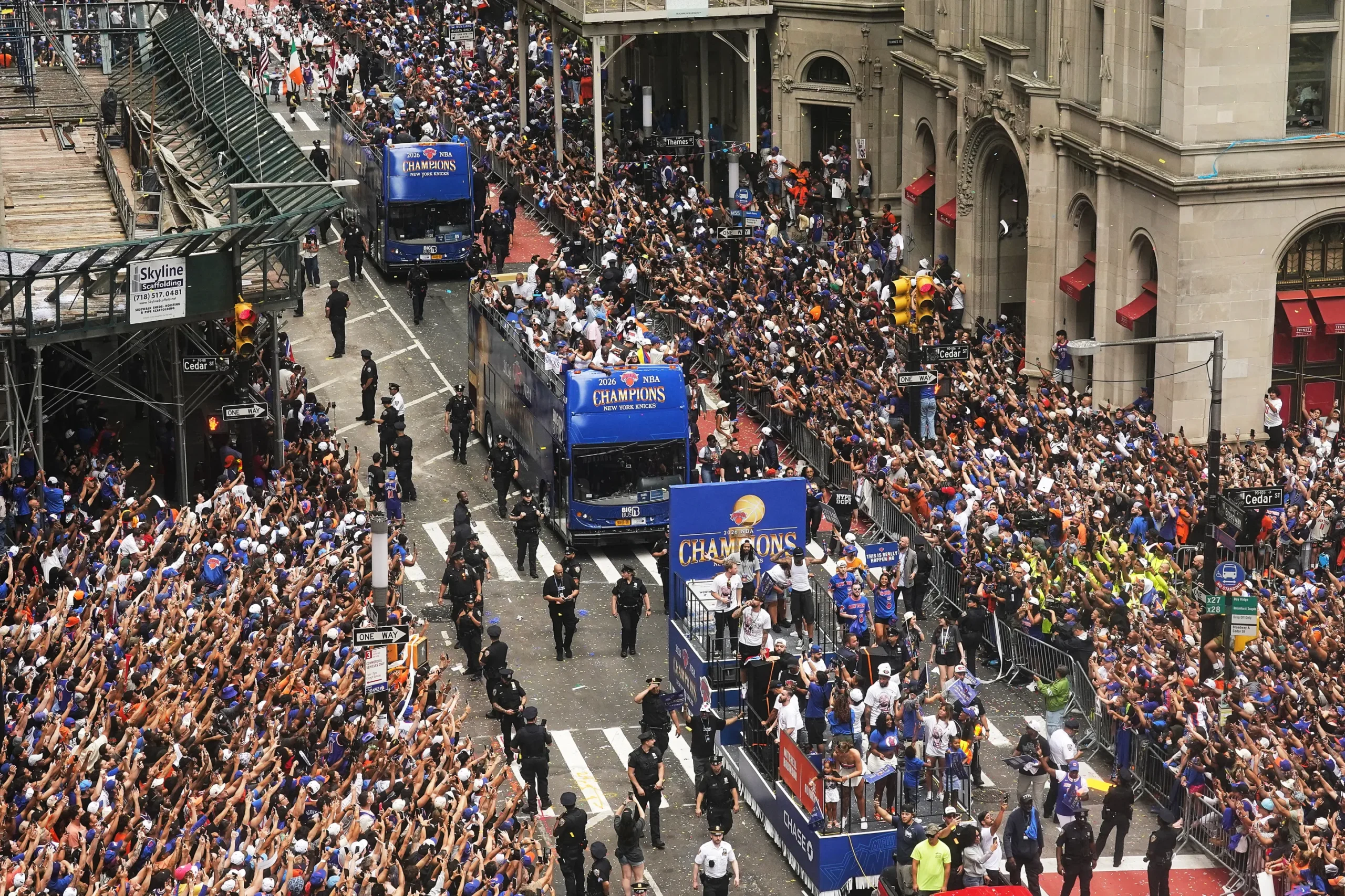 Los New York Knicks celebran su victoria en el desfile de la NBA mientras fanáticos y celebridades llenan las calles.