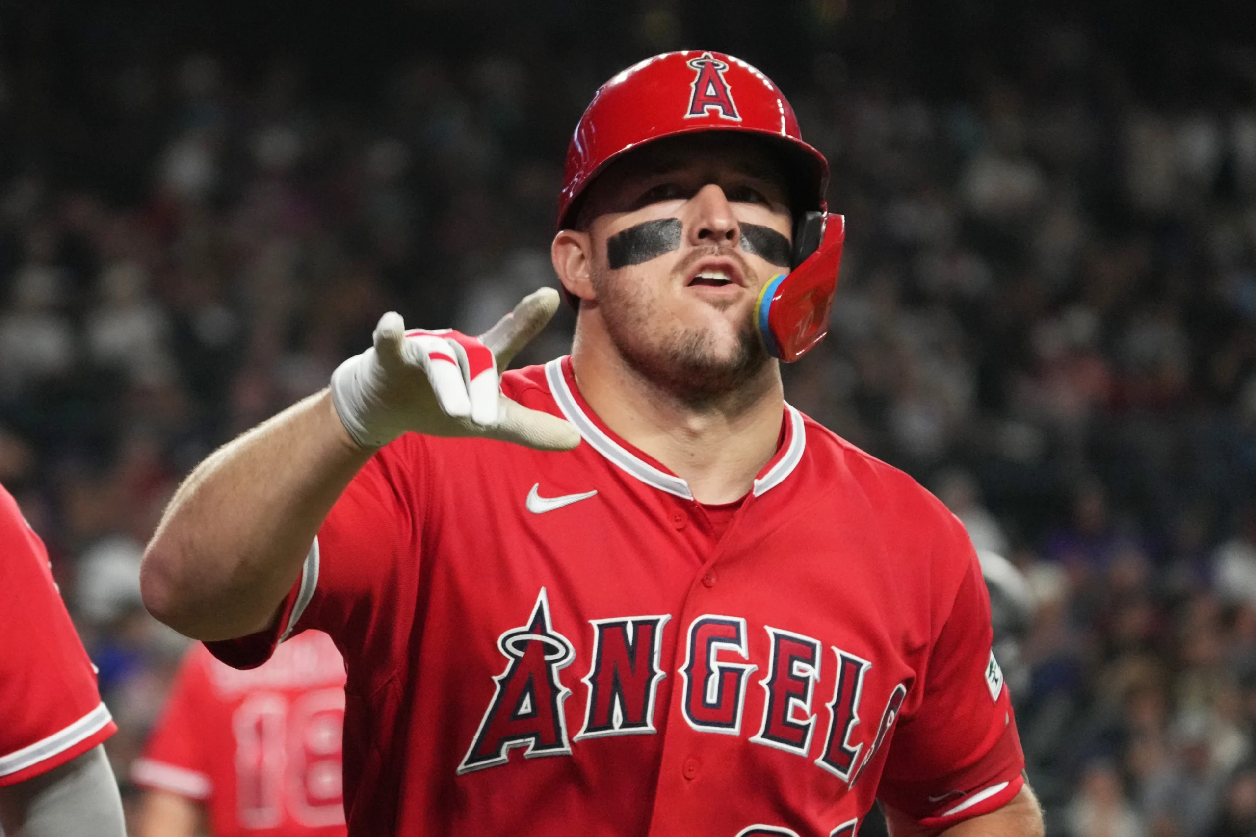 La estrella de los Angels, Mike Trout, fue colocado en la lista de lesionados de 10 días debido a una distensión en el tendón de la corva derecho.