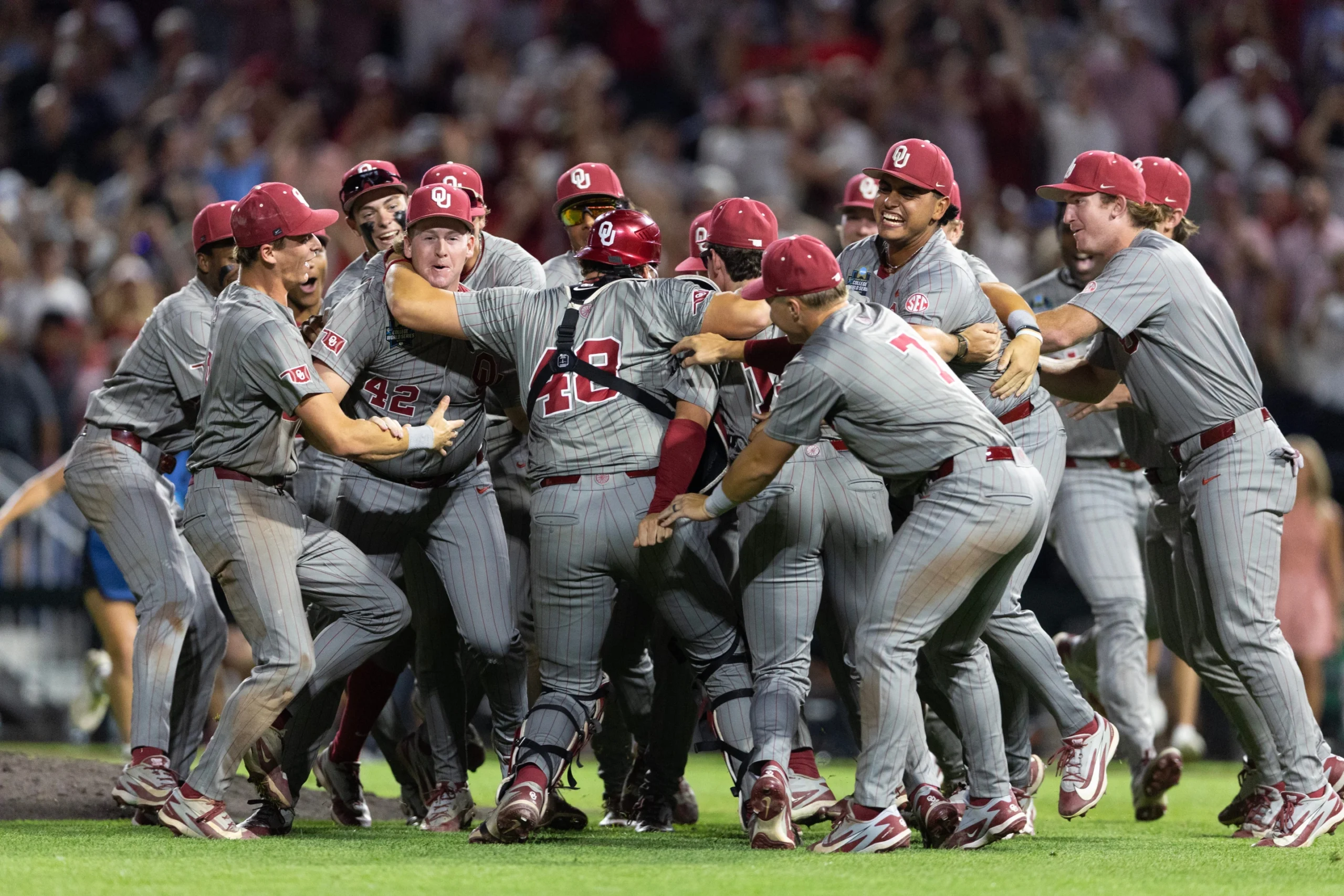 Oklahoma arrolla a los Tar Heels 13-2 y consigue su primer campeonato nacional desde 1994 y el séptimo consecutivo de la SEC.