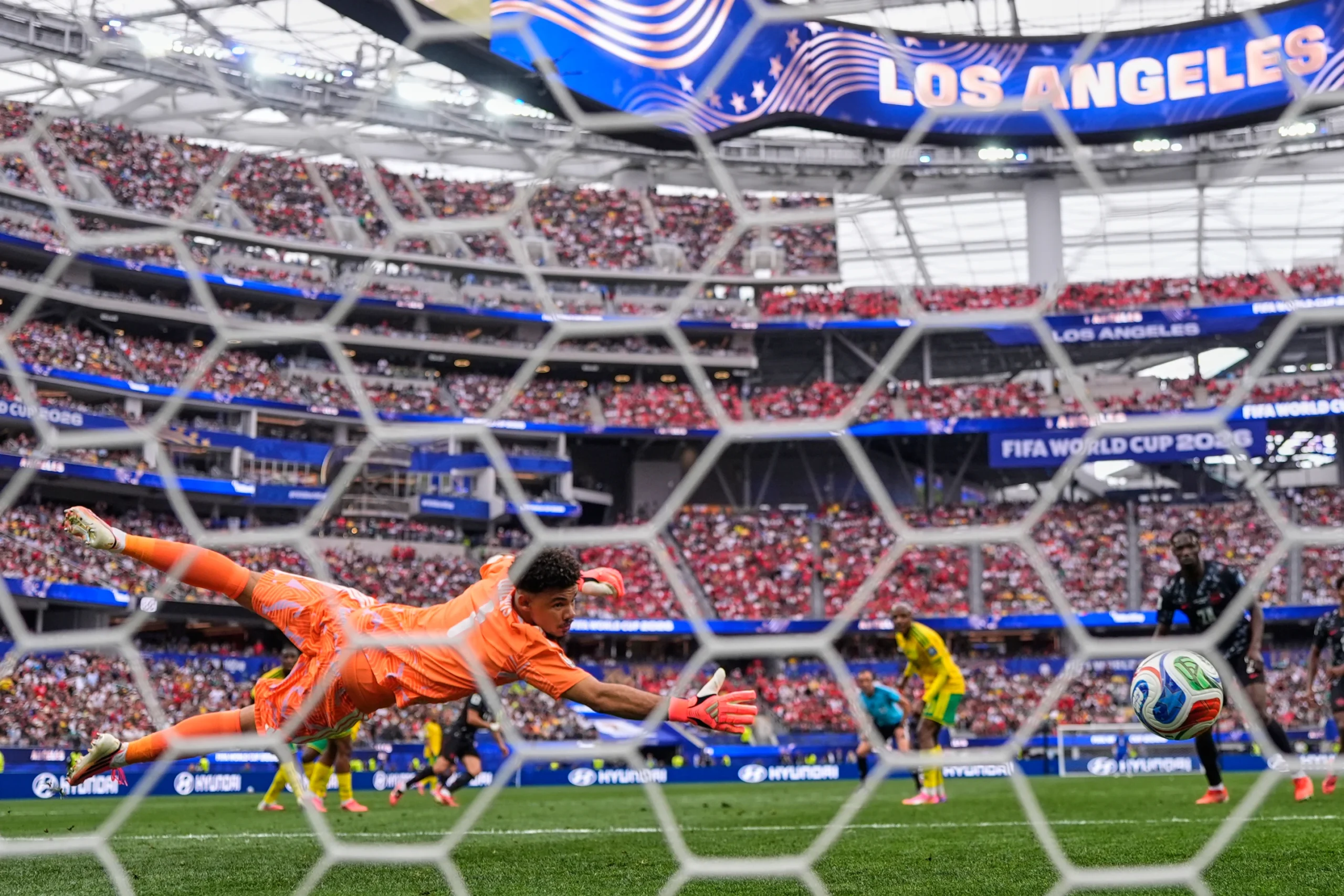 Canadá vence a Sudáfrica por 1-0 en el primer partido de eliminación directa del Mundial gracias a un gol de Stephen Eustáquio en los últimos minutos.