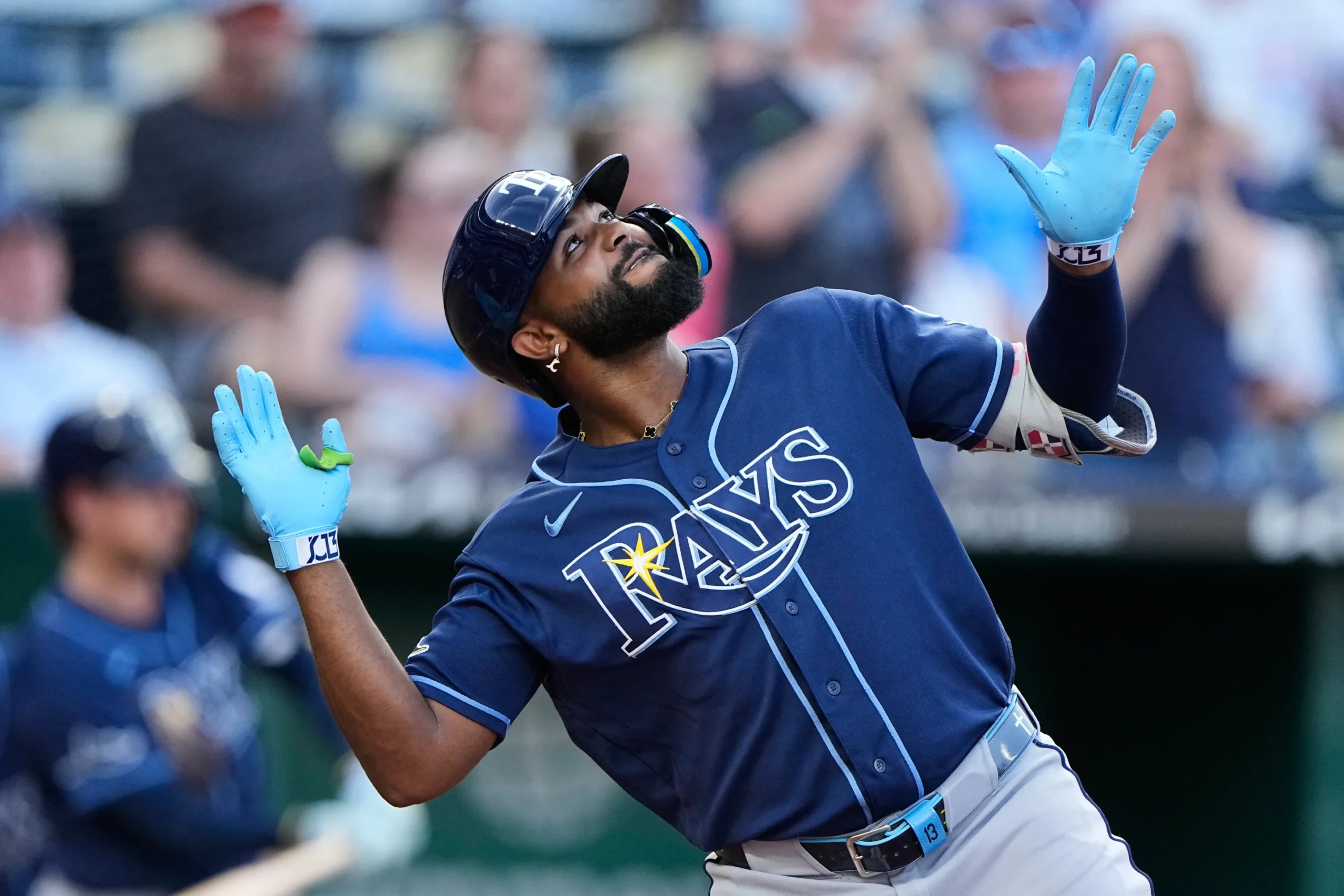Junior Caminero conecta un jonrón por quinto juego consecutivo y los Rays vencen a los Royals 10-4 en el primer partido de la serie.