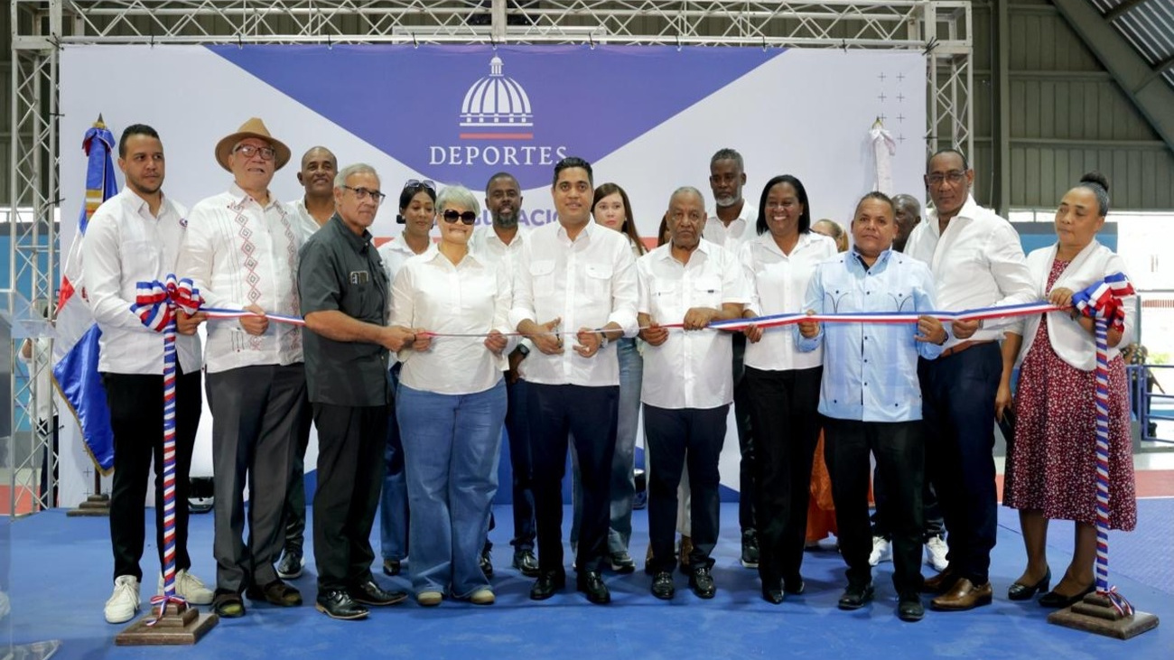 Ministro Kelvin Cruz entrega remozado multiuso de Consuelo con inversión superior a RD 22 millones