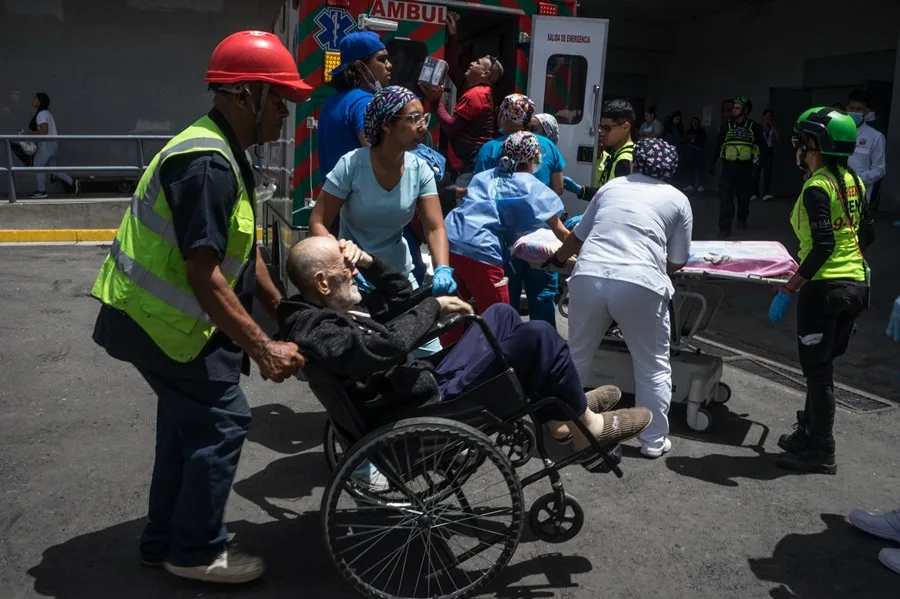 «Pagamos para ir a trabajar», así atienden los médicos en Venezuela a los heridos por los terremotos