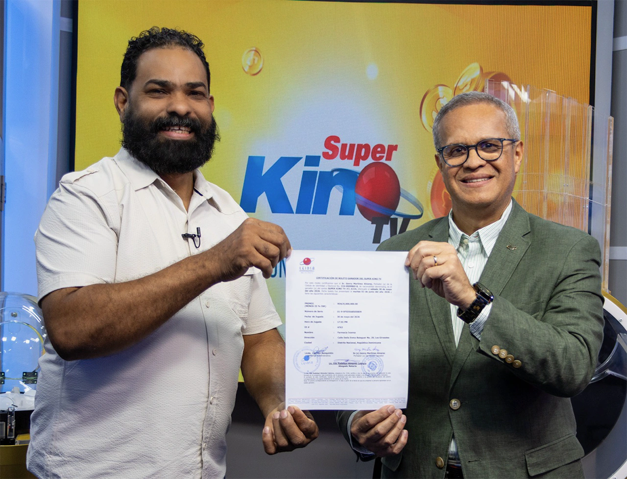 Leidsa  entrega certificado a ebanista ganador de 25 millones con el Súper Kino Tv