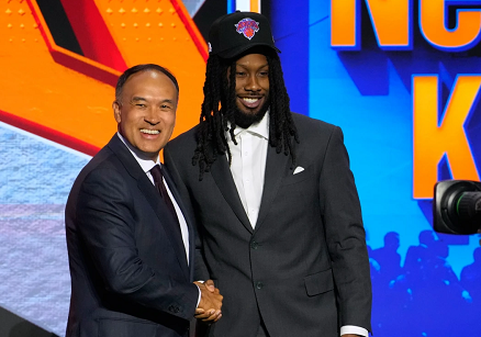 El draft de la NBA finaliza en Nueva York, donde algunos jugadores seleccionados en la segunda ronda son venerados.