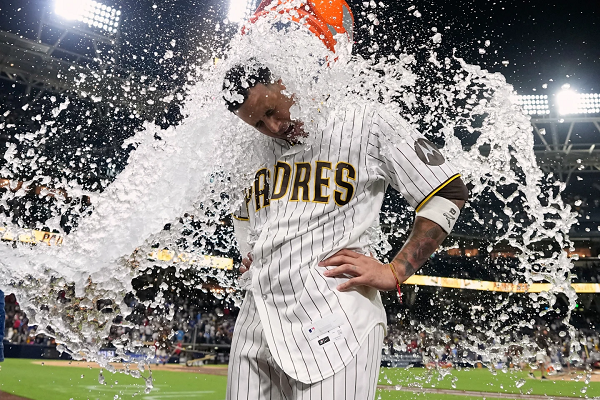 Machado conecta un sencillo productor de carrera en la décima entrada, llevando a los Padres a la victoria sobre los Bravos por 7-6.