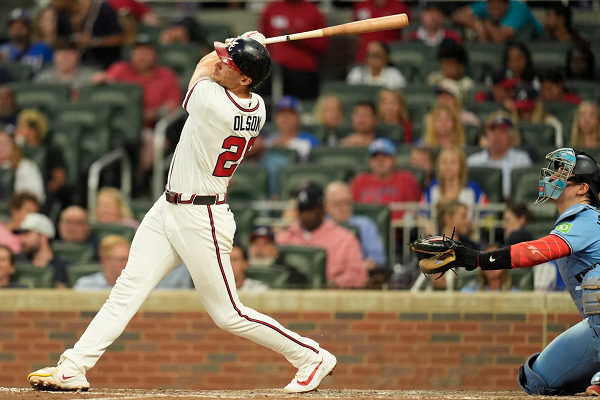 Matt Olson, el hombre de hierro del béisbol, es la estrella de los Bravos en el Día de Lou Gehrig.