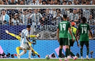 Con triplete histórico de Messi, Argentina golea a Argelia en su debut mundialista Con triplete histórico de Messi, Argentina golea a Argelia en su debut mundialista