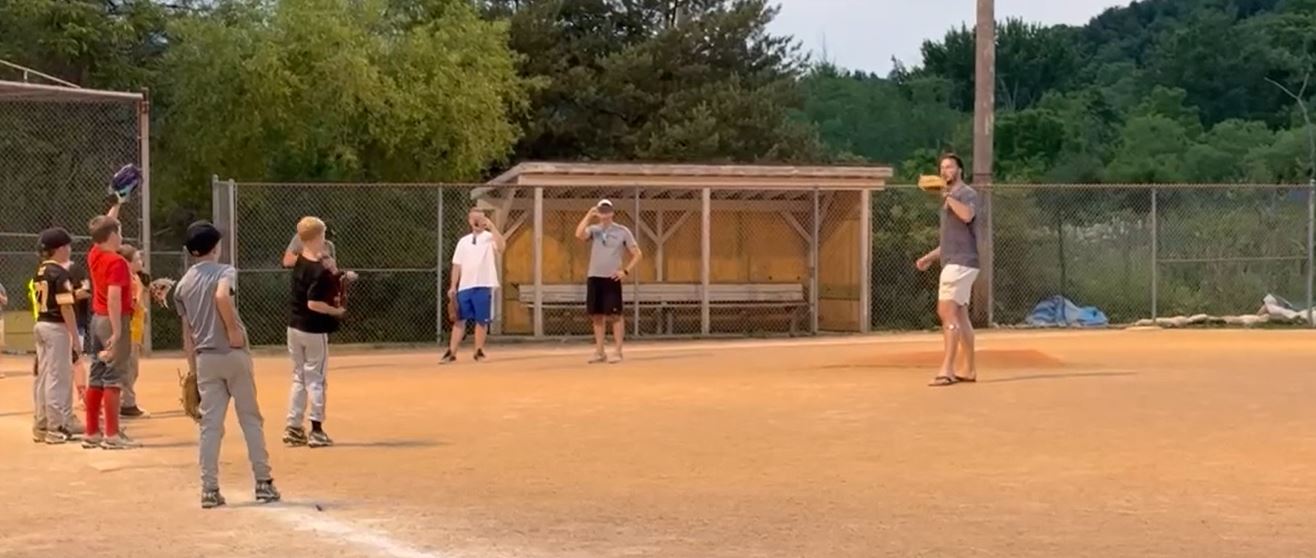 Paul Skenes está pasando por un mal momento. Una visita a un campo de béisbol infantil local le despejó la mente