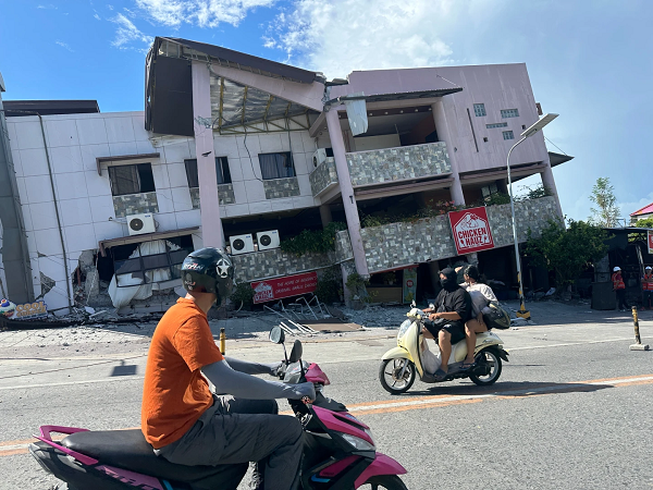 Un terremoto de magnitud 7,8 en Filipinas deja al menos 32 muertos, provoca el derrumbe de edificios y genera un tsunami. Un terremoto de magnitud 7,8 en Filipinas deja al menos 32 muertos, provoca el derrumbe de edificios y genera un tsunami.