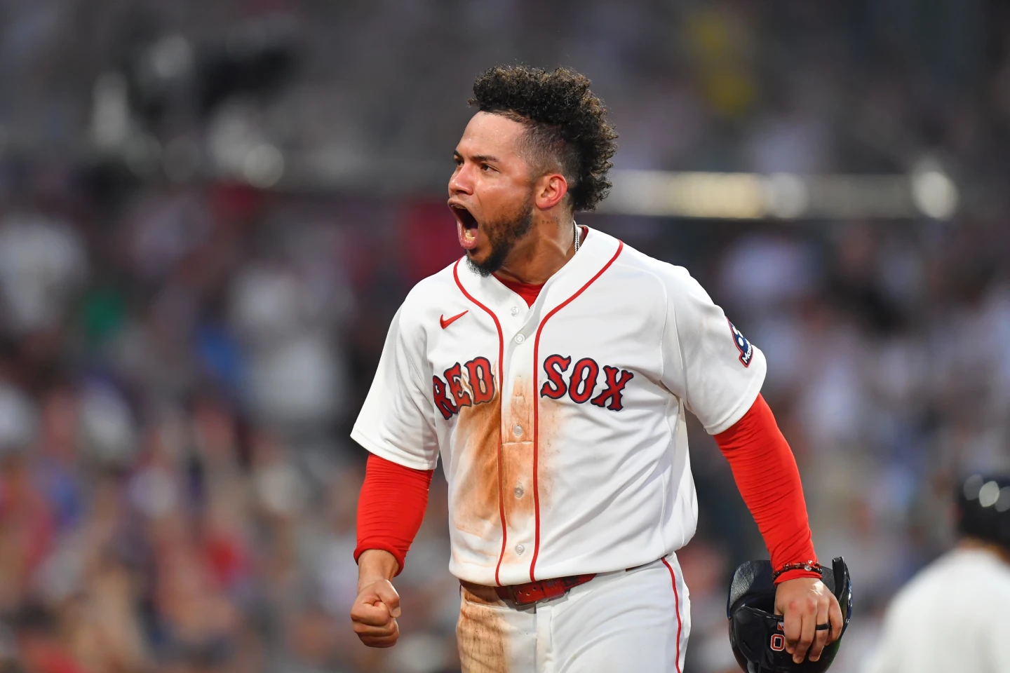 Un lanzamiento de bate, un grito de "Venezuela" y lágrimas por el Inicio mientras el primera base de los Red Sox, Willson Contreras, sigue jugando