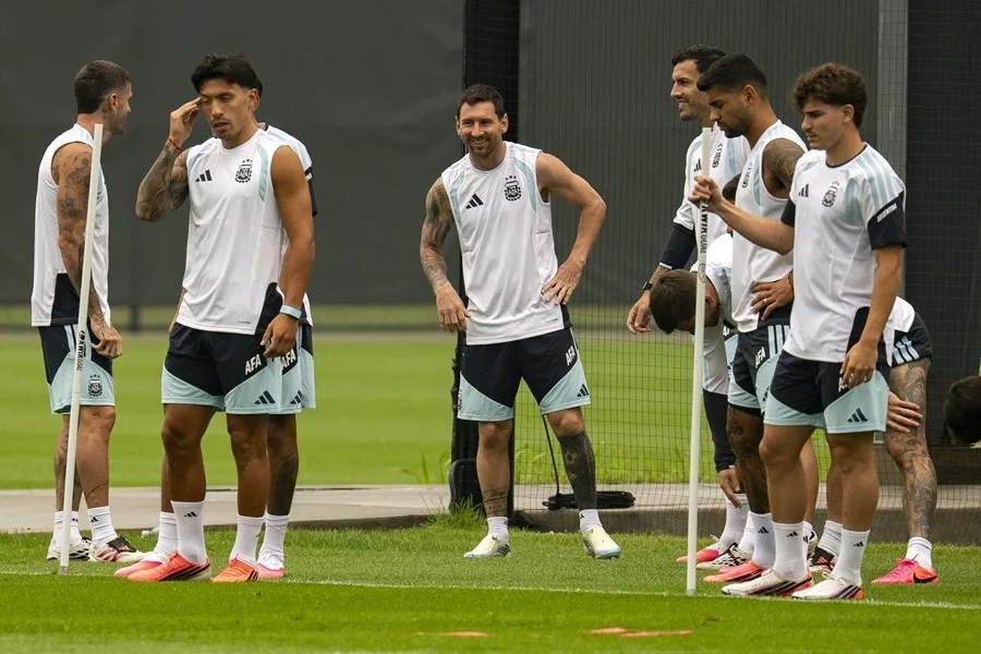 Argentina pudo comenzar entrenamiento y Scaloni evalúa hacer cambios en el once Argentina pudo comenzar entrenamiento y Scaloni evalúa hacer cambios en el once