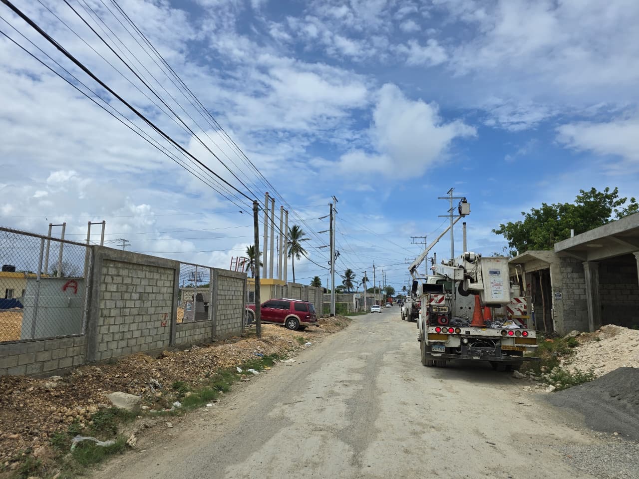 EDEESTE ejecuta trabajos de reconfiguración de red y puesta en servicio de nuevos circuitos en La Caleta