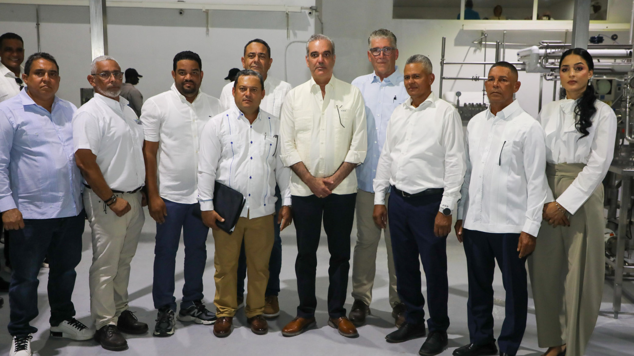 Cooperativa Agropecuaria de la Federación de Ganaderos de la Línea Noroeste reconoce al presidente Abinader por su respaldo al sector ganadero y por impulsar la incorporación de leche nacional al Programa de Alimentación Escolar Cooperativa Agropecuaria de la Federación de Ganaderos de la Línea Noroeste reconoce al presidente Abinader por su respaldo al sector ganadero y por impulsar la incorporación de leche nacional al Programa de Alimentación Escolar