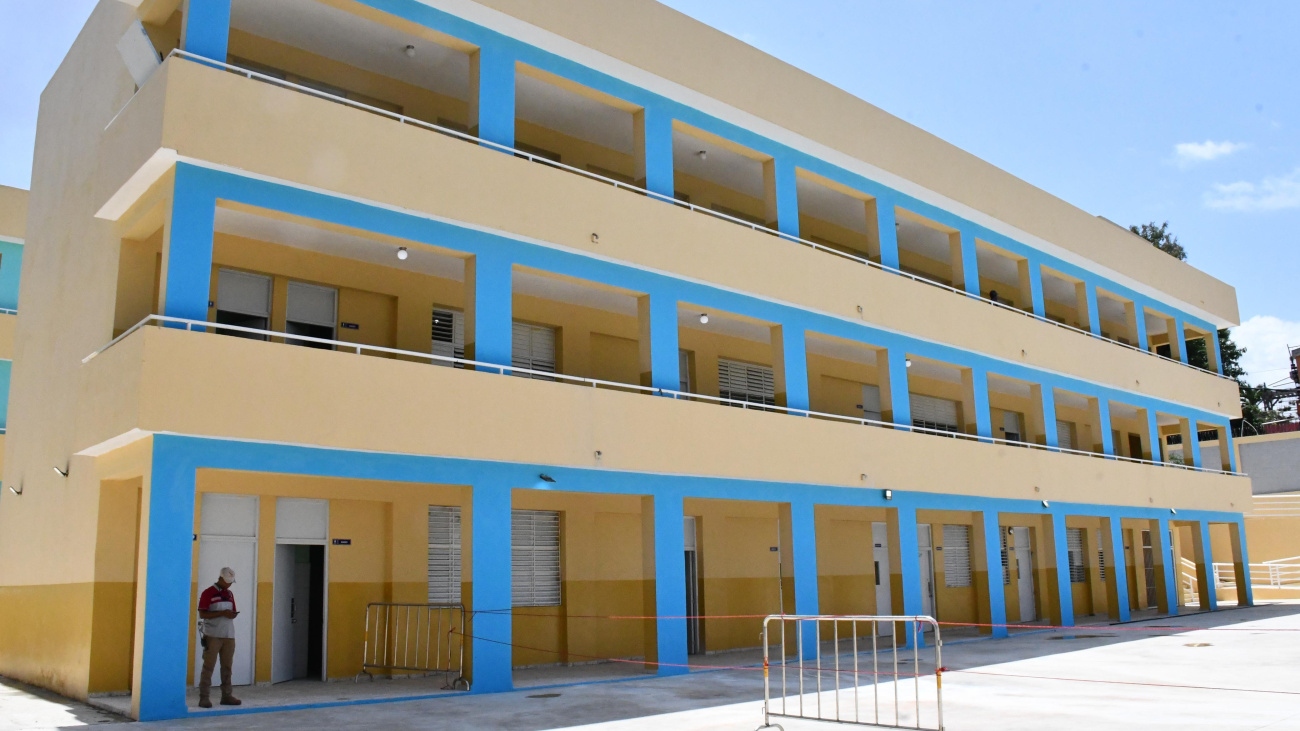 Presidente Abinader entrega moderna Escuela Básica Minerva Mirabal y amplía el acceso a una educación de calidad para más de 900 estudiantes en Los Cerros de Sabana Perdida Presidente Abinader entrega moderna Escuela Básica Minerva Mirabal y amplía el acceso a una educación de calidad para más de 900 estudiantes en Los Cerros de Sabana Perdida
