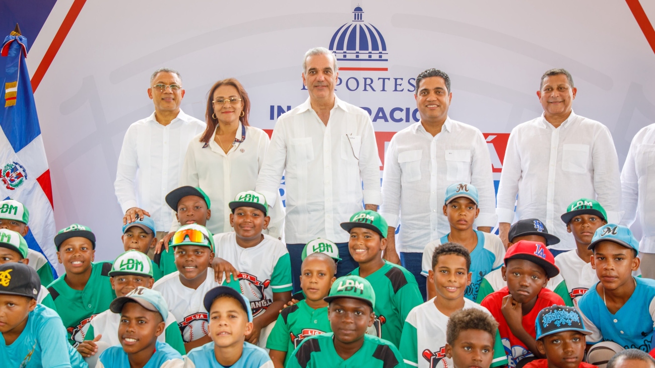 Presidente Abinader inaugura play en Samaná Presidente Abinader inaugura play en Samaná