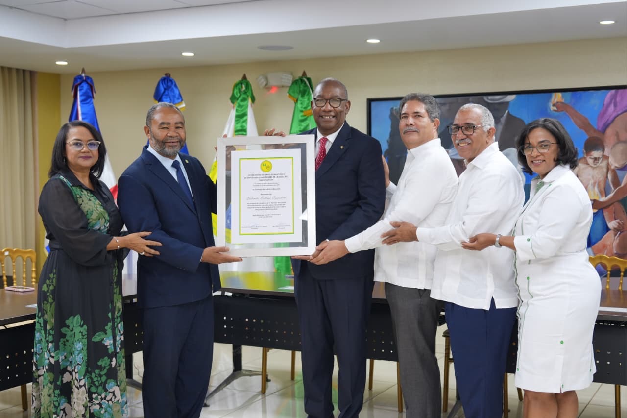 OOEPROUASD reconoce al rector Editrudis Beltrán por fortalecer el cooperativismo universitario