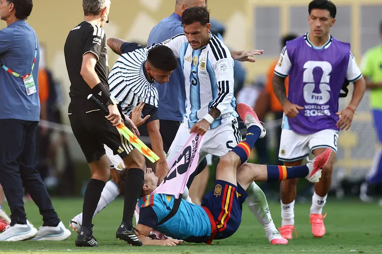Estas podrían ser las duras sanciones para Argentina tras las agresiones a jugadores de España en la final del Mundial Estas podrían ser las duras sanciones para Argentina tras las agresiones a jugadores de España en la final del Mundial