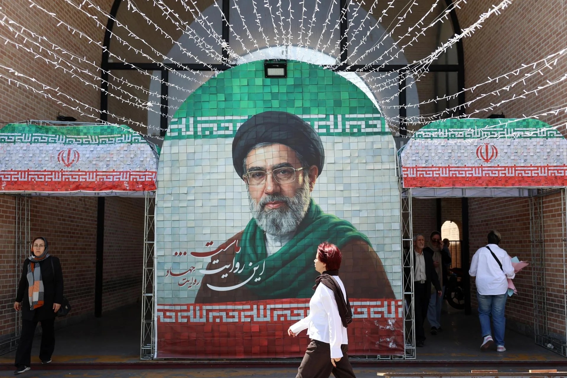 El líder supremo de Irán acusa a EEUU de violar el memorando de entendimiento y advierte de “lecciones inolvidables” El líder supremo de Irán acusa a EEUU de violar el memorando de entendimiento y advierte de “lecciones inolvidables”