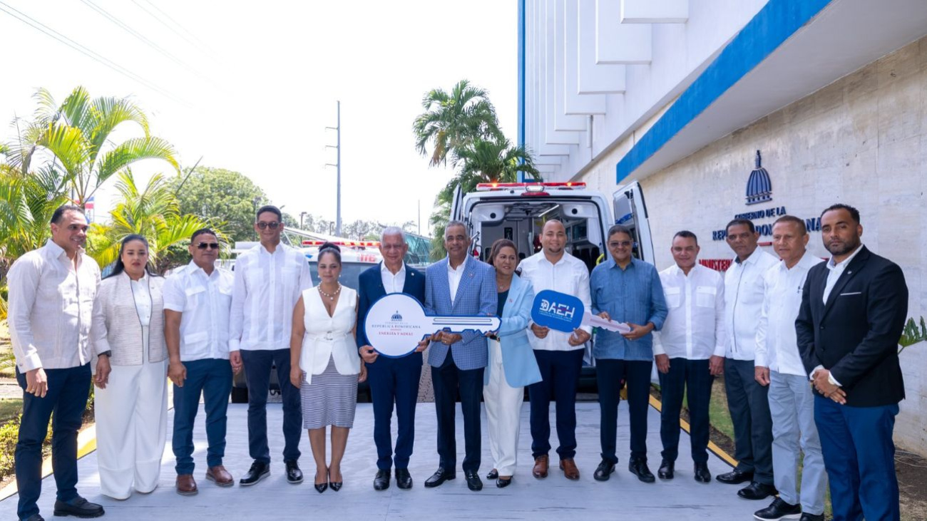 Gobierno entrega dos ambulancias en Sánchez Ramírez para continuar con el fortalecimiento del sistema de salud Gobierno entrega dos ambulancias en Sánchez Ramírez para continuar con el fortalecimiento del sistema de salud