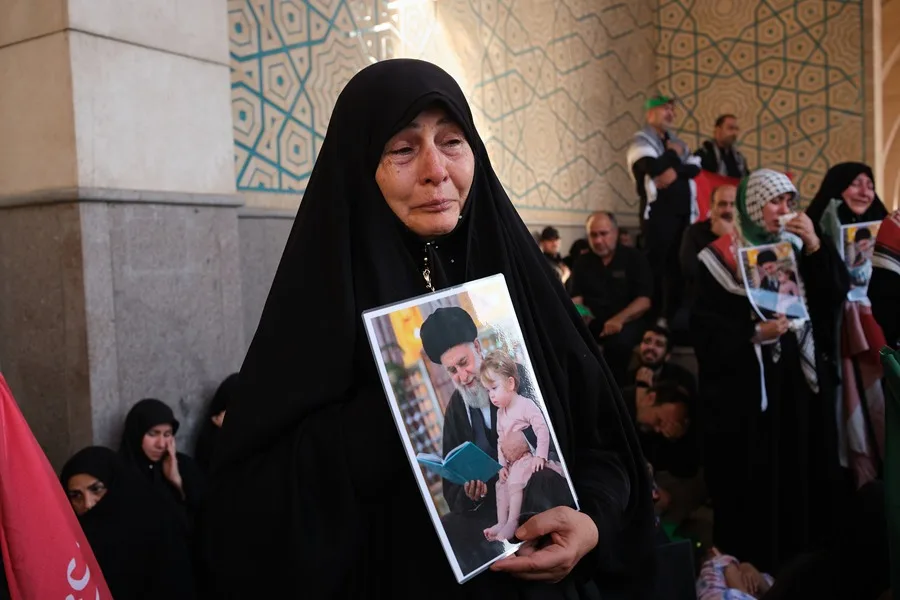 El cuerpo del ayatolá Alí Jameneí llega a Nayaf, en Irak, para su cortejo fúnebre