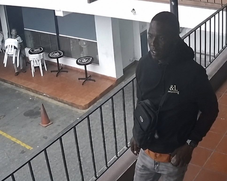 Policía Nacional persigue hombre que hirió de bala a mujer en negocio de la Lincoln; incidente está bajo investigación Policía Nacional persigue hombre que hirió de bala a mujer en negocio de la Lincoln; incidente está bajo investigación