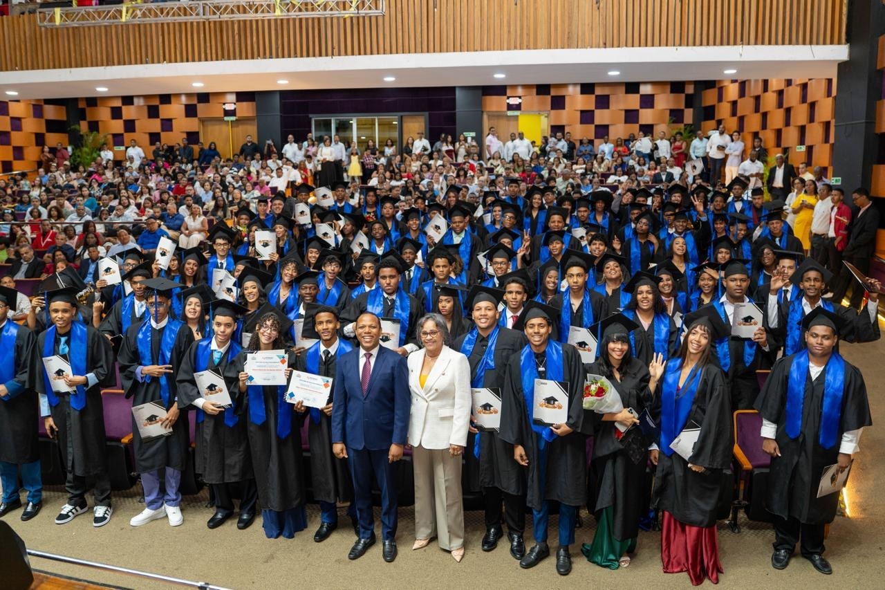 Intrant entrega carnets de aprendizaje a los primeros bachilleres graduados este año como Guardianes del Tránsito