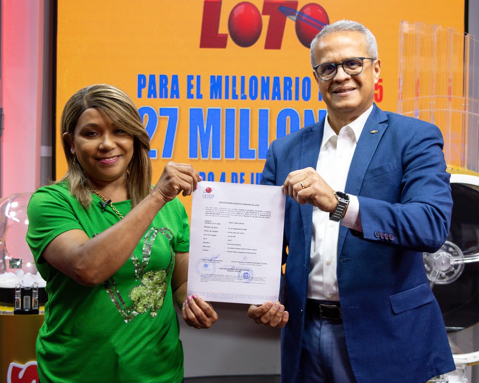 LEIDSA entrega certificado a dominicana residente en España ganadora de 27 millones con el Loto.