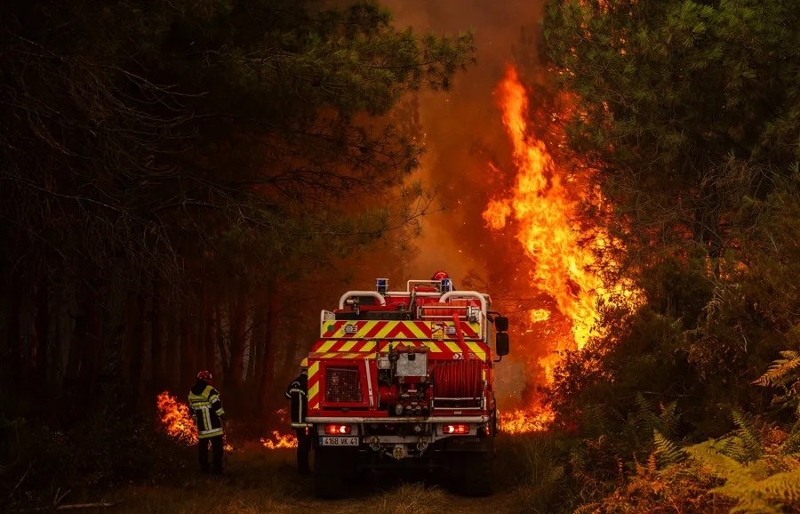 Francia confía en mantener estabilizado megaincendio de Gironda con la mejoría del tiempo