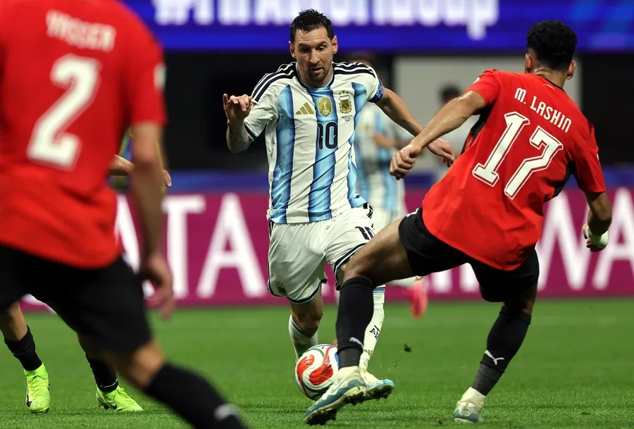 Messi marca y Argentina culmina una remontada histórica ante Egipto
