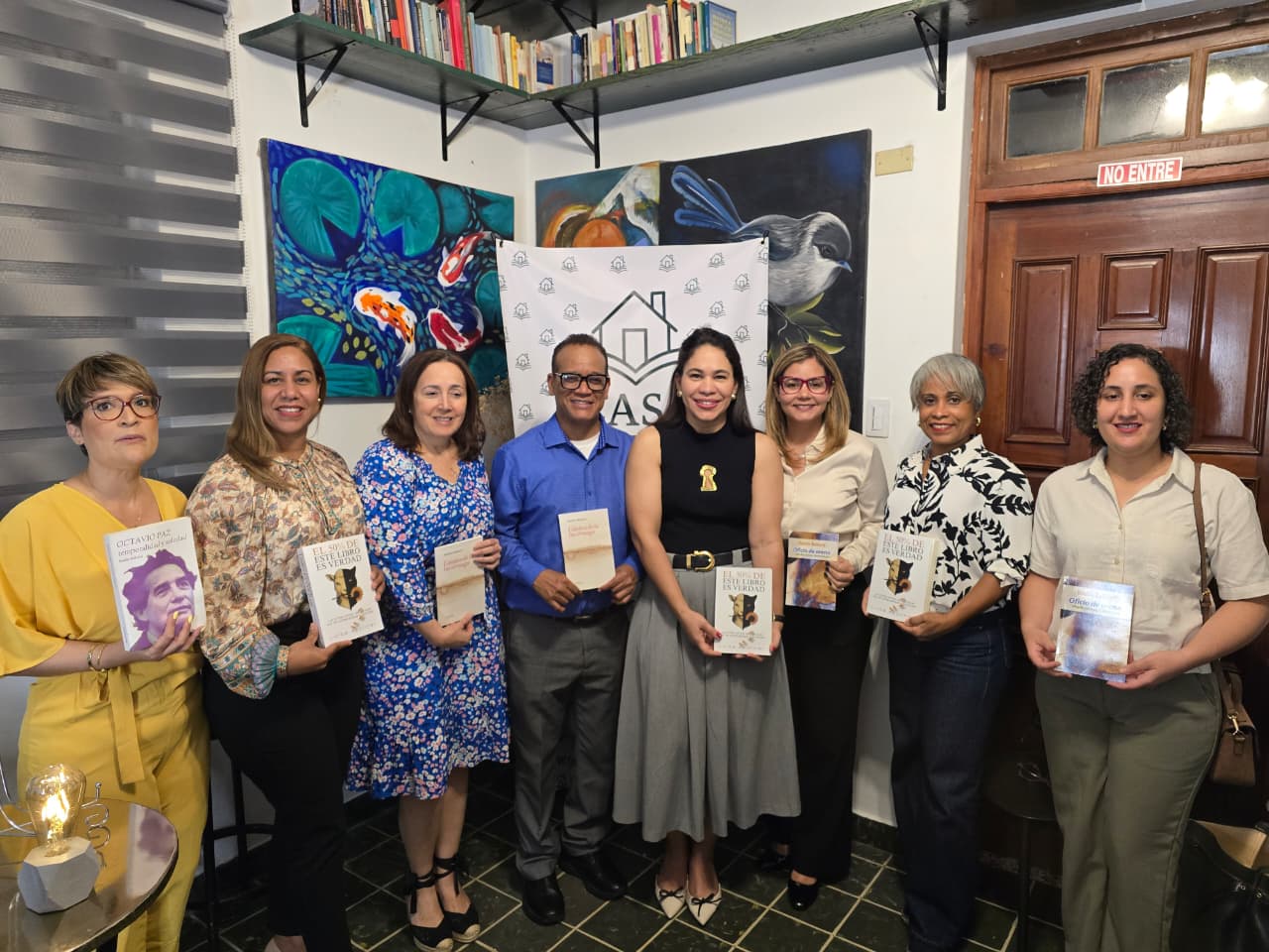 La escritora Luisa Apolinar adelanta detalles de su próxima novela en la tertulia "Vino y Tinta" La escritora Luisa Apolinar adelanta detalles de su próxima novela en la tertulia "Vino y Tinta"