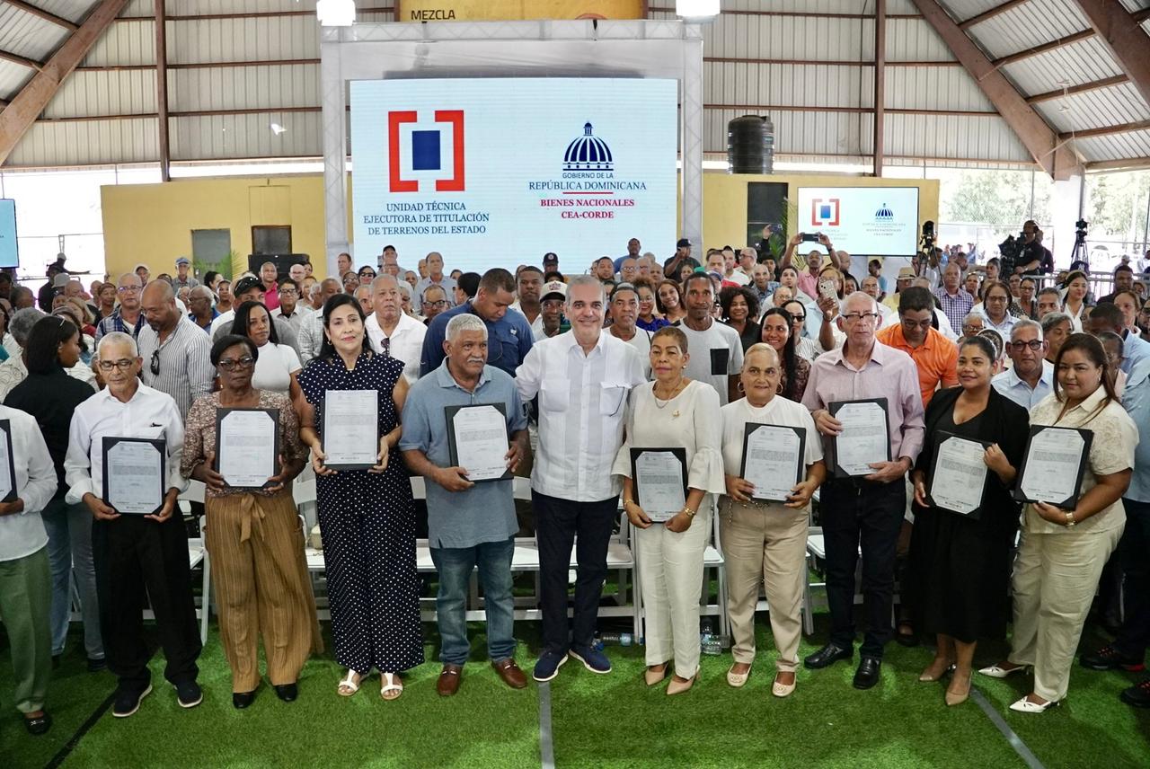 Presidente Abinader entrega 400 certificados de títulos de propiedad en Pepillo Salcedo, llevando seguridad jurídica y nuevas oportunidades de desarrollo a unas 1,600 personas Presidente Abinader entrega 400 certificados de títulos de propiedad en Pepillo Salcedo, llevando seguridad jurídica y nuevas oportunidades de desarrollo a unas 1,600 personas