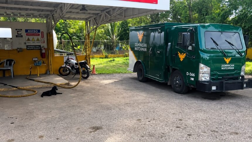 Atraco a estación Tropigas y vehículo de transporte de valores en Monte Plata